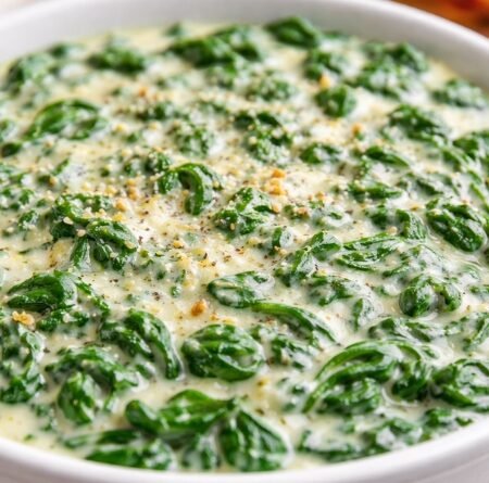 Creme de espinafre cremoso servido em tigela branca com textura aveludada