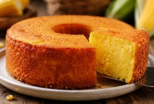 Bolo de milho cremoso de liquidificador com textura macia e interior úmido servido sobre mesa rústica